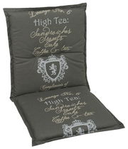 Niederlehnerauflage mit dekorativem Schriftzug und Wappen, seitliche Perspektive