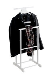 Weißer Kleiderständer mit Bügel und Ablage, daran eine schwarze Jacke und ein kariertes Tuch, freigestellt vor weißem Hintergrund, in leichter Front-Ansicht.