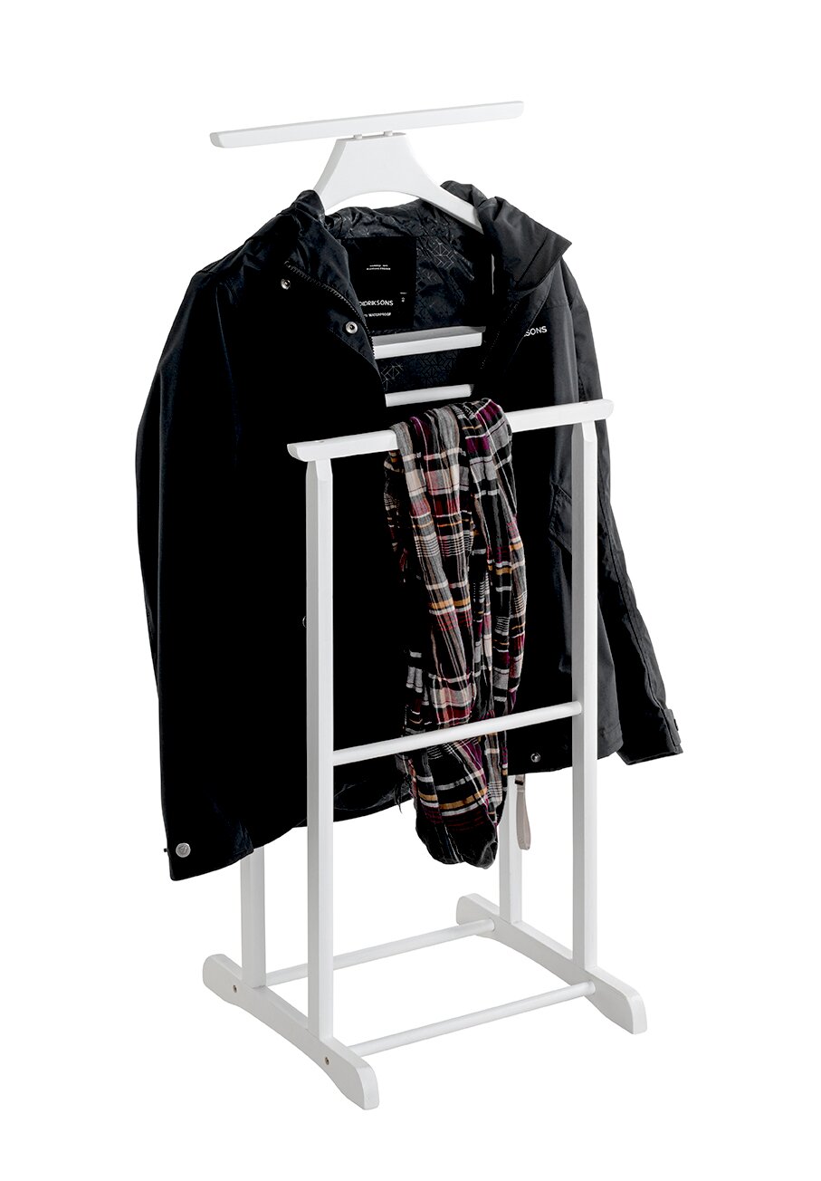 Weißer Kleiderständer mit Bügel und Ablage, daran eine schwarze Jacke und ein kariertes Tuch, freigestellt vor weißem Hintergrund, in leichter Front-Ansicht.