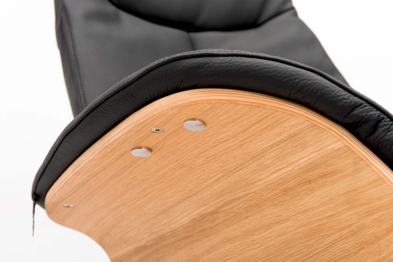 Nahaufnahme eines Relaxsessels mit schwarzem Lederbezug und Holzdetails, seitliche Perspektive.
