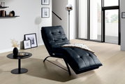 Elegante schwarze Liege in modernem Wohnzimmer, seitliche Perspektive