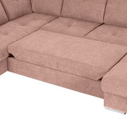 Nahaufnahme einer braunen Eckcouch mit Ottomane, perspektivisch von oben fotografiert.