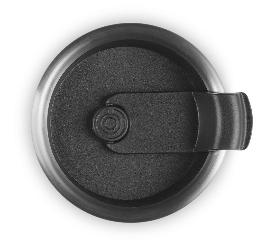 Ansicht von oben auf den schwarzen Deckel eines Thermobechers mit Klappverschluss.