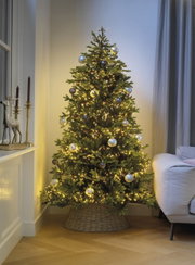 Weihnachtsbaum mit LED-Clusterbeleuchtung und silbernen Kugeln, seitliche Perspektive
