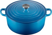 Blauwe ronde Le Creuset-braadpan met deksel, twee handgrepen en roestvrijstalen knop, schuin van voren en iets van boven gezien