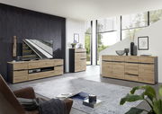 Moderne Wohnzimmermöbel in Holzoptik mit TV-Lowboard, Kommode und Sideboard, seitliche Perspektive.