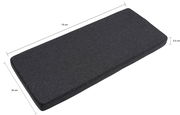 Rechteckiges, dunkelgraues Sitzkissen mit den Maßen 79 cm x 34 cm x 5,5 cm, aus seitlicher Perspektive fotografiert.