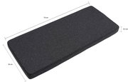 Rechteckiges, dunkelgraues Sitzkissen mit den Maßen 79 cm x 34 cm x 5,5 cm, aus seitlicher Perspektive fotografiert.