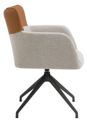 Moderner Sessel mit hellgrauem Stoffbezug und brauner Rückenlehne, seitliche Perspektive, schwarzes Metallgestell mit vier Beinen.