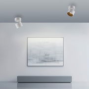 Zwei weiße LED-Spots an der Decke eines modernen Raumes, seitliche Perspektive.