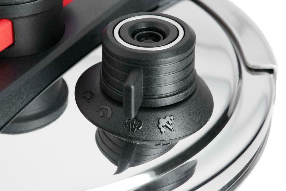 Nahaufnahme eines Schnellkochtopfdeckels mit Ventil und Symbolen, Perspektive von oben.