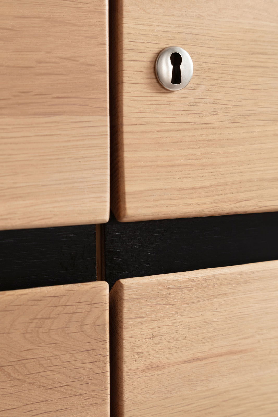 Nahaufnahme eines Holzschranks mit Schlüsselloch, seitliche Perspektive