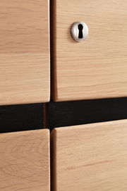 Nahaufnahme eines Holzschranks mit Schlüsselloch, seitliche Perspektive