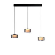 Moderne Pendelleuchte RIKA mit drei zylindrischen Lampenschirmen aus Glas, aufgehängt an einem schwarzen Balken, Ansicht von vorne.