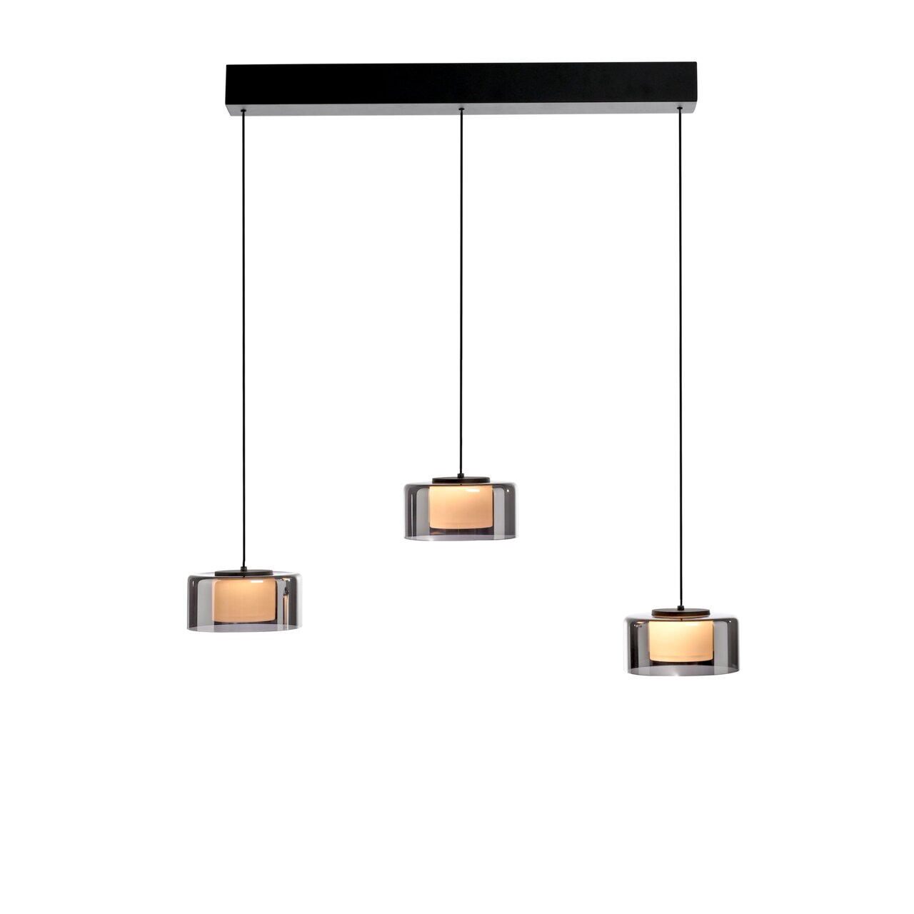 Moderne Pendelleuchte RIKA mit drei zylindrischen Lampenschirmen aus Glas, aufgehängt an einem schwarzen Balken, Ansicht von vorne.