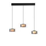 Moderne Pendelleuchte RIKA mit drei zylindrischen Lampenschirmen aus Glas, aufgehängt an einem schwarzen Balken, Ansicht von vorne.