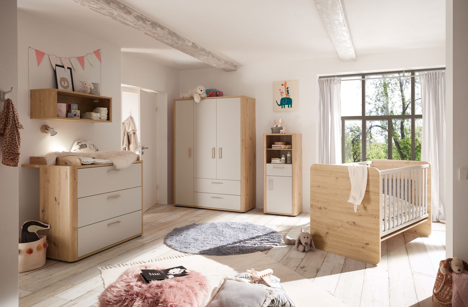 Gemütliches Babyzimmer mit Wickelkommode, Kleiderschrank, Beistellschrank und Babybett aus Holz in heller, freundlicher Atmosphäre. Perspektive: Blick in den Raum mit Fenstern im Hintergrund.