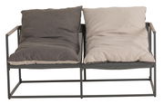 Zweisitziges Lounge-Sofa mit Metallrahmen und zwei unterschiedlich farbigen Kissen, frontal betrachtet.