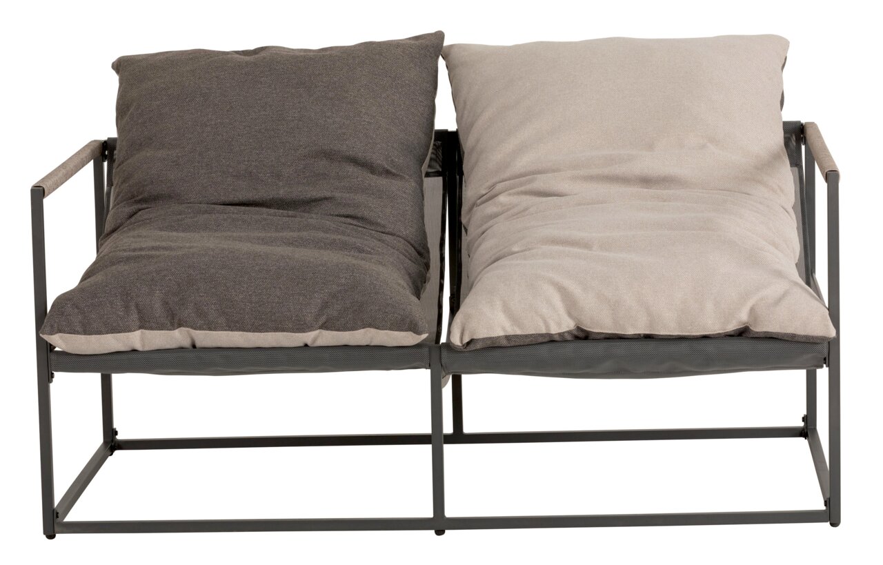 Zweisitziges Lounge-Sofa mit Metallrahmen und zwei unterschiedlich farbigen Kissen, frontal betrachtet.