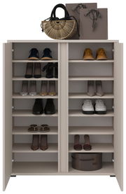 Schuhschrank mit offenen Türen, gefüllt mit verschiedenen Schuhen und Accessoires, aus frontaler Perspektive.