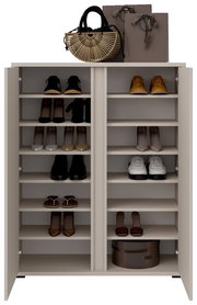 Schuhschrank mit offenen Türen, gefüllt mit verschiedenen Schuhen und Accessoires, aus frontaler Perspektive.