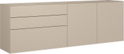Beigefarbenes Sideboard mit drei Schubladen links und zwei Türen rechts, minimalistisches Design, Frontansicht in leichter Perspektive von links.