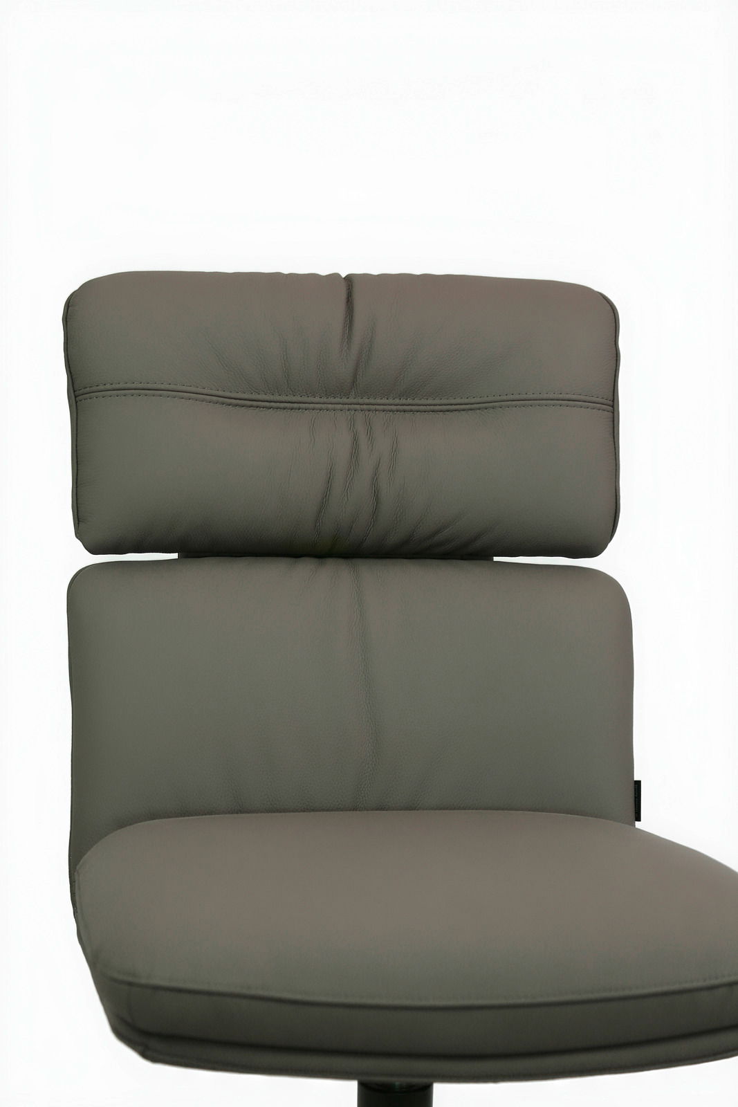 Vorderansicht eines modernen, gepolsterten Stuhls mit grauem Bezug und ergonomischem Design.