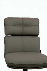 Vorderansicht eines modernen, gepolsterten Stuhls mit grauem Bezug und ergonomischem Design.