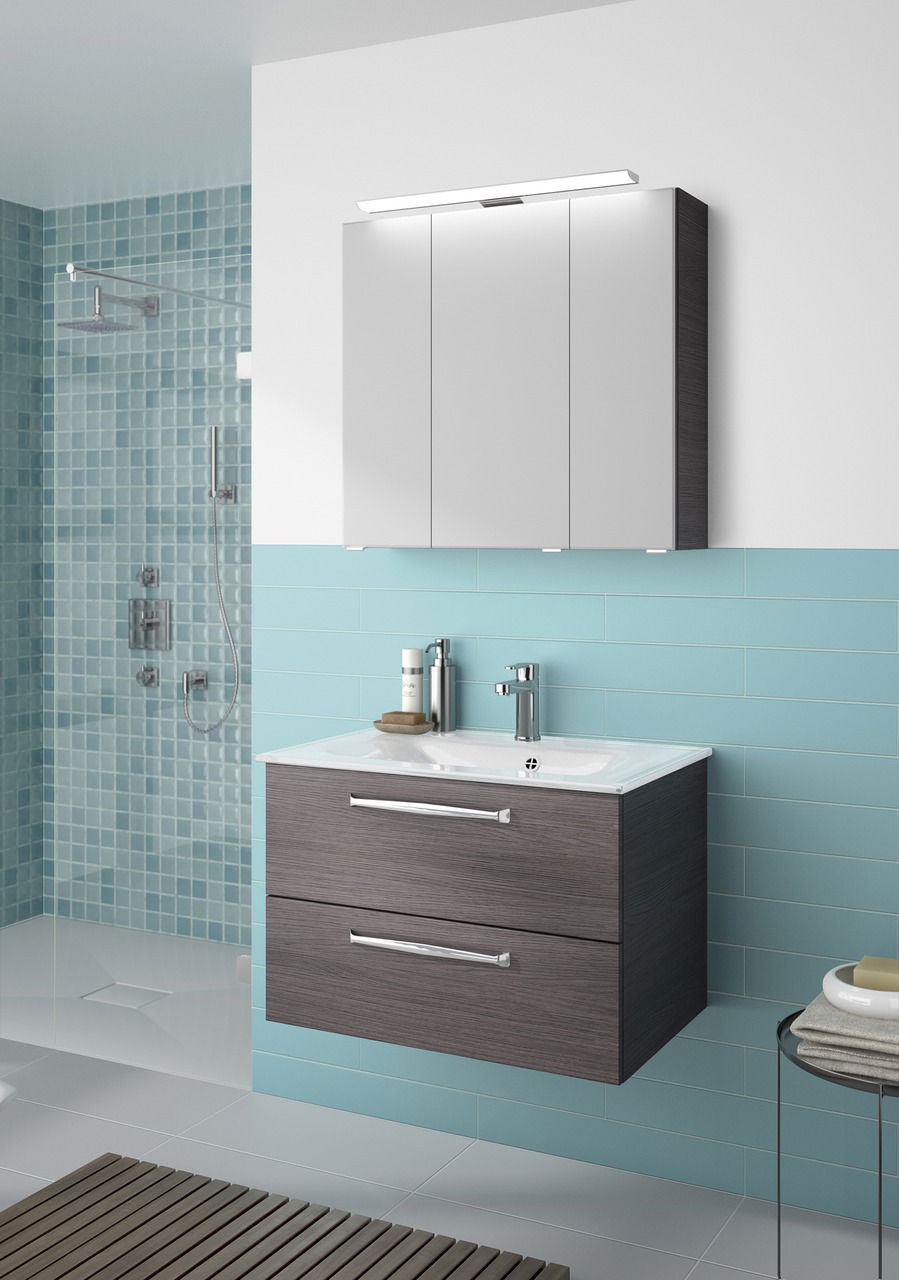 Moderner Badblock mit Waschbecken und Spiegel, seitliche Perspektive