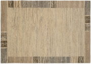 Wollteppich in rechteckiger Form mit neutralen Farben und geometrischen Mustern, aus der Vogelperspektive betrachtet.
