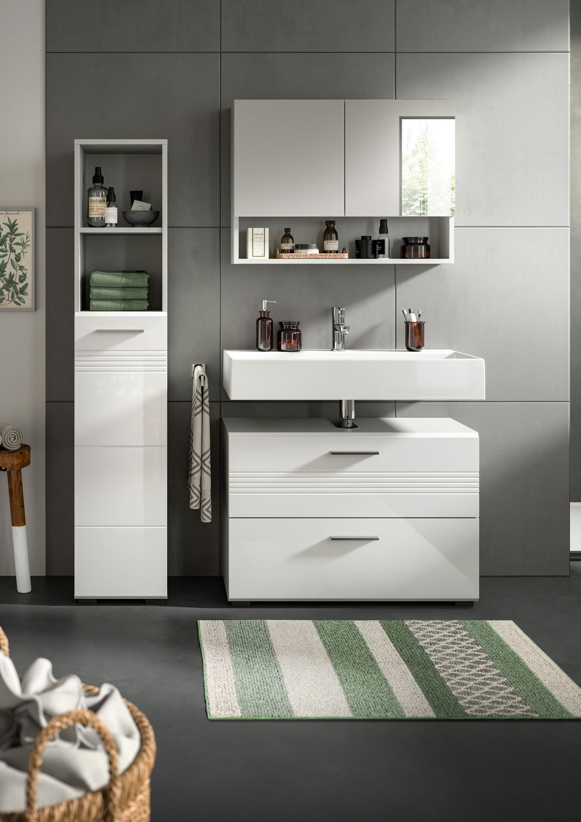 Moderne Badkombination mit weißem Waschtisch, Spiegelschrank und Hochschrank, frontal betrachtet.