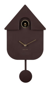 Moderne Wanduhr in Form eines Kuckucks mit braunem Gehäuse und goldenen Zeigern, frontal abgebildet.