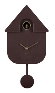 Moderne Wanduhr in Form eines Kuckucks mit braunem Gehäuse und goldenen Zeigern, frontal abgebildet.