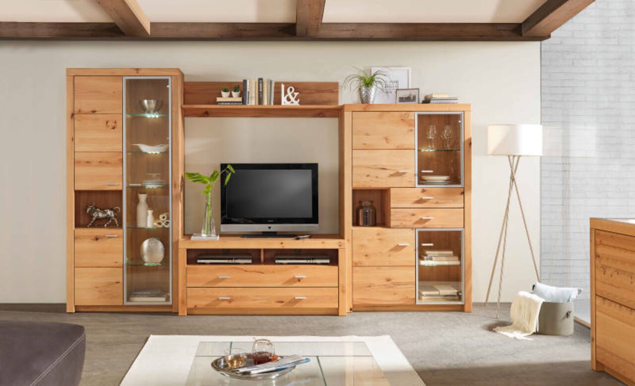 Wandkombination aus Holz mit Glasvitrinen, TV-Schrank und Regalen, frontal betrachtet.