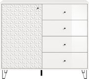 Weiße Kommode mit vier Schubladen rechts und strukturierter Tür links, schwarze Knöpfe und schräg gestellte Beine, Frontalansicht.