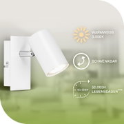 Witte zwenkbare LED-wandspot met warmwit licht van 3000 K en een levensduur van 50.000 uur, schuin van voren afgebeeld