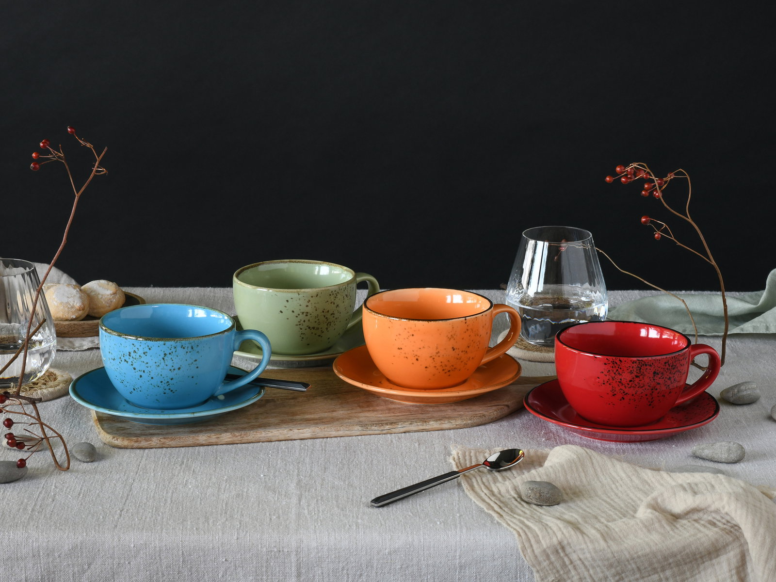 Creatable Cappuccinotassen 8-tlg. NATURE COLLECTION Vier bunte Cappuccinotassen in Blau, Grün, Orange und Rot auf einem Tisch, von vorne fotografiert.
