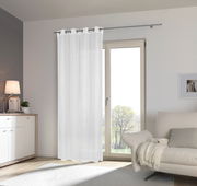 Weißer Ösenschal 135x245cm vor einem Fenster in einem modernen Wohnzimmer, seitliche Perspektive