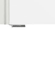 Nahaufnahme eines weißen Spiegelschranks mit silbernem Griff, seitliche Perspektive