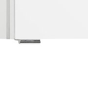 Nahaufnahme eines weißen Spiegelschranks mit silbernem Griff, seitliche Perspektive