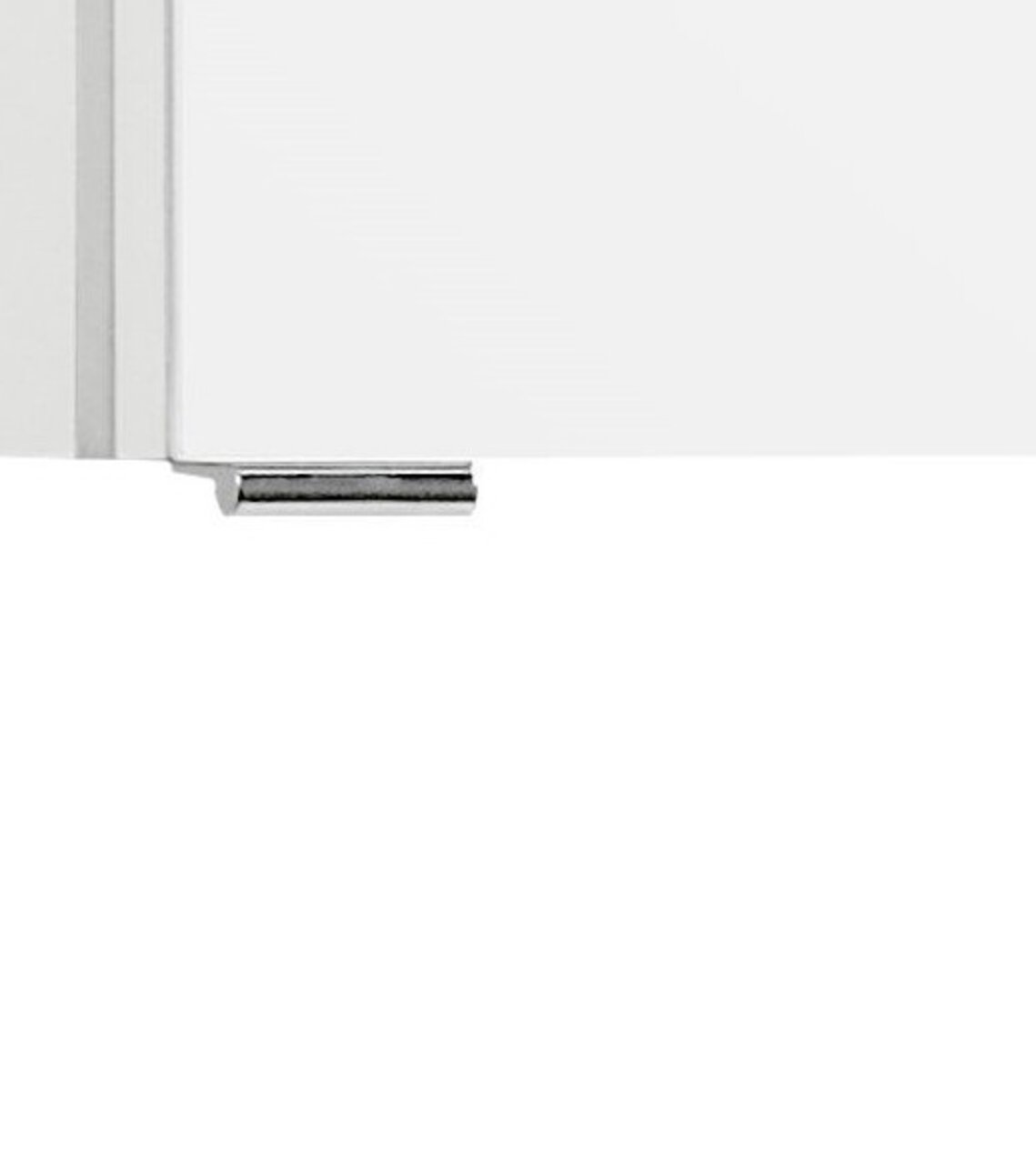 Close-up van een witte spiegelkast met zilveren handgreep, gezien vanaf de zijkant