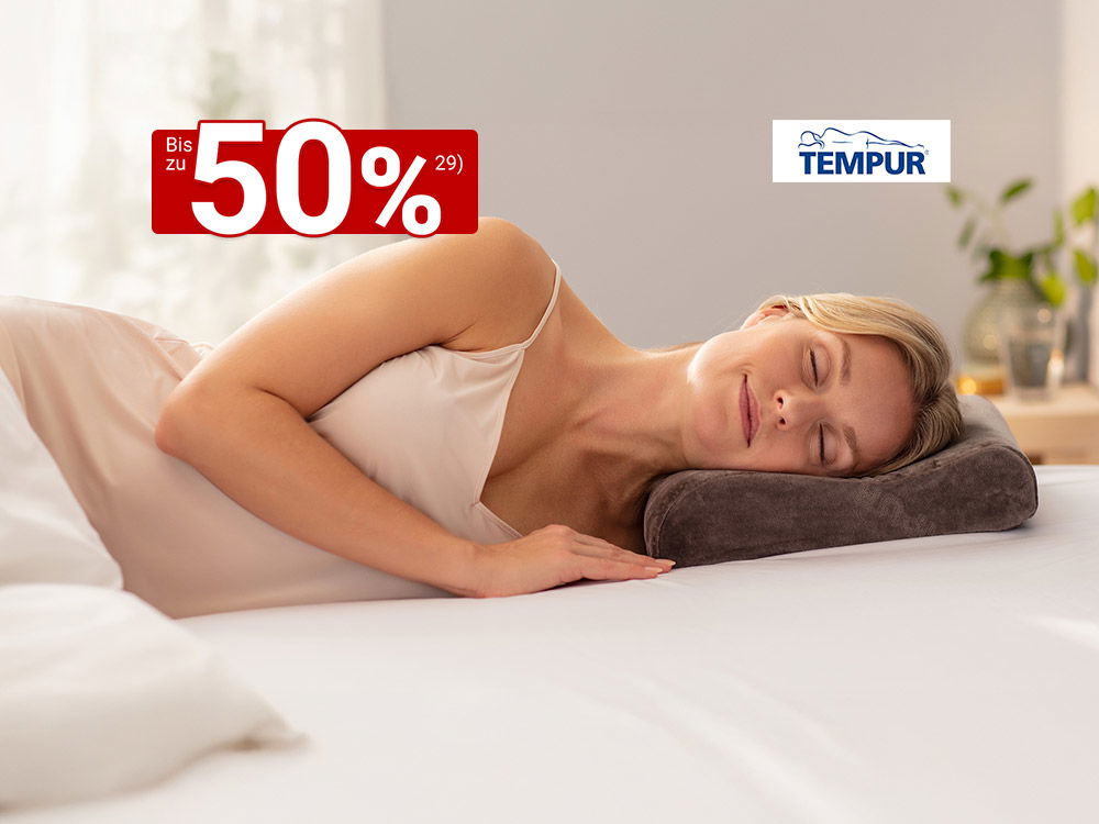 Frau schläft entspannt auf der Seite auf ergonomischem Tempur-Kissen in hellem Schlafzimmer