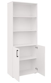 Weißer, hoher Aufbewahrungsschrank mit offenen Regalfächern oben und zwei geöffneten Türen unten, schwarze Griffe, Ansicht schräg von vorn