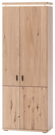 Frontale Ansicht eines hohen, schlichten Holzschranks mit vier Türen und schwarzen Griffen, aus hellem Holz mit natürlicher Maserung.