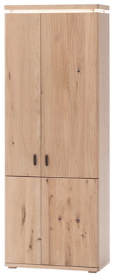 Frontale Ansicht eines hohen, schlichten Holzschranks mit vier Türen und schwarzen Griffen, aus hellem Holz mit natürlicher Maserung.