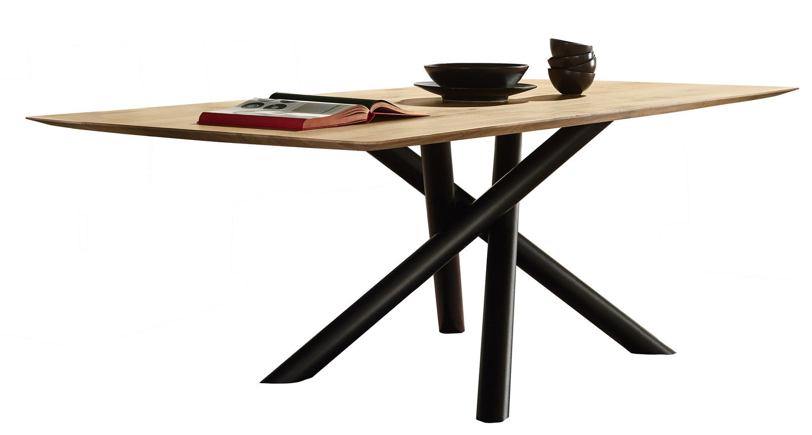Moderner Esstisch mit Holzplatte und schwarzen, gekreuzten Metallbeinen, seitliche Perspektive