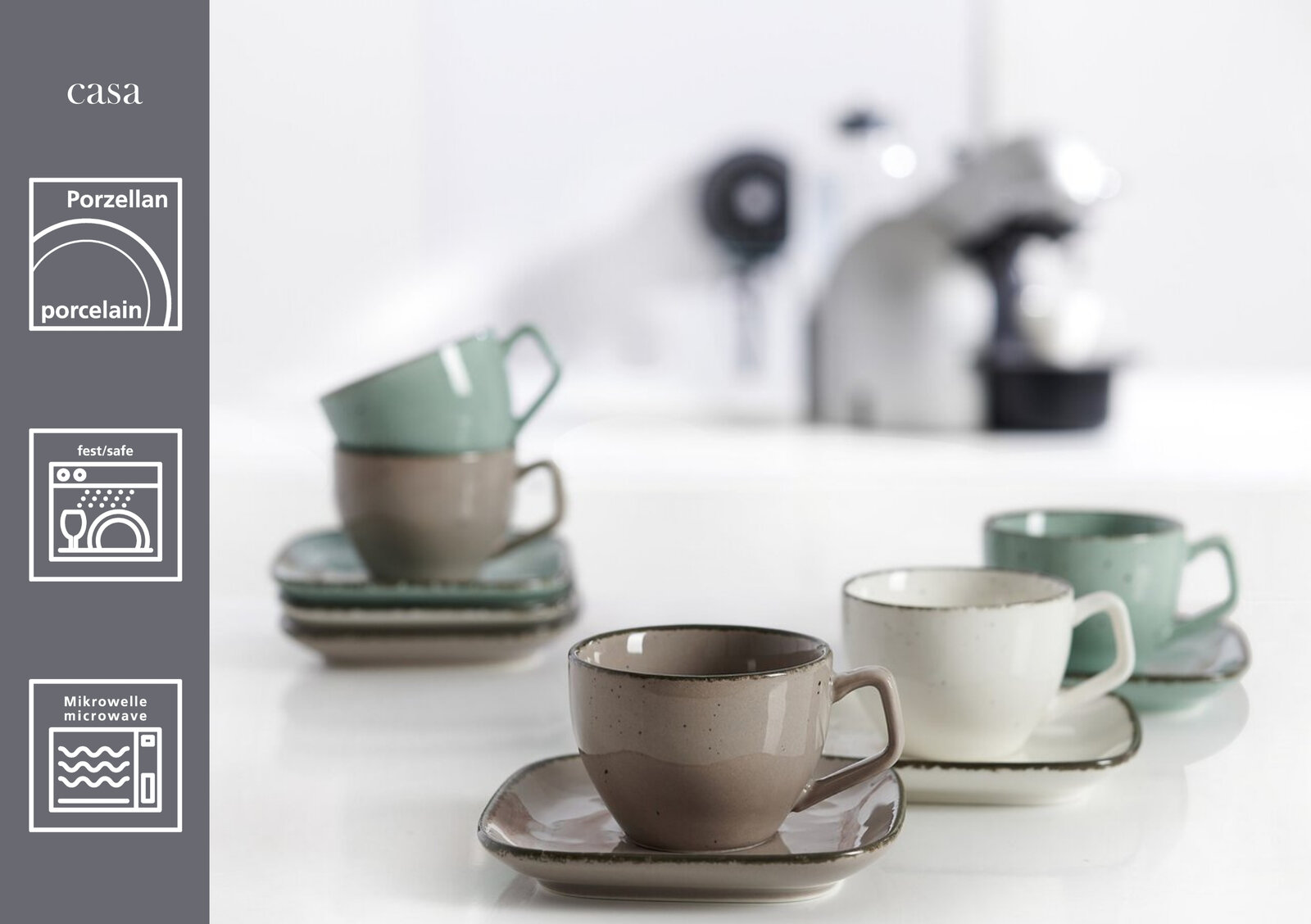 Espressotassen-Set aus Porzellan in verschiedenen Farben, auf quadratischen Untertassen, perspektivisch von vorne fotografiert.