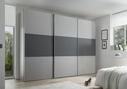 Moderner Schwebetürenschrank in Grau mit drei Türen, seitliche Perspektive im Schlafzimmer.