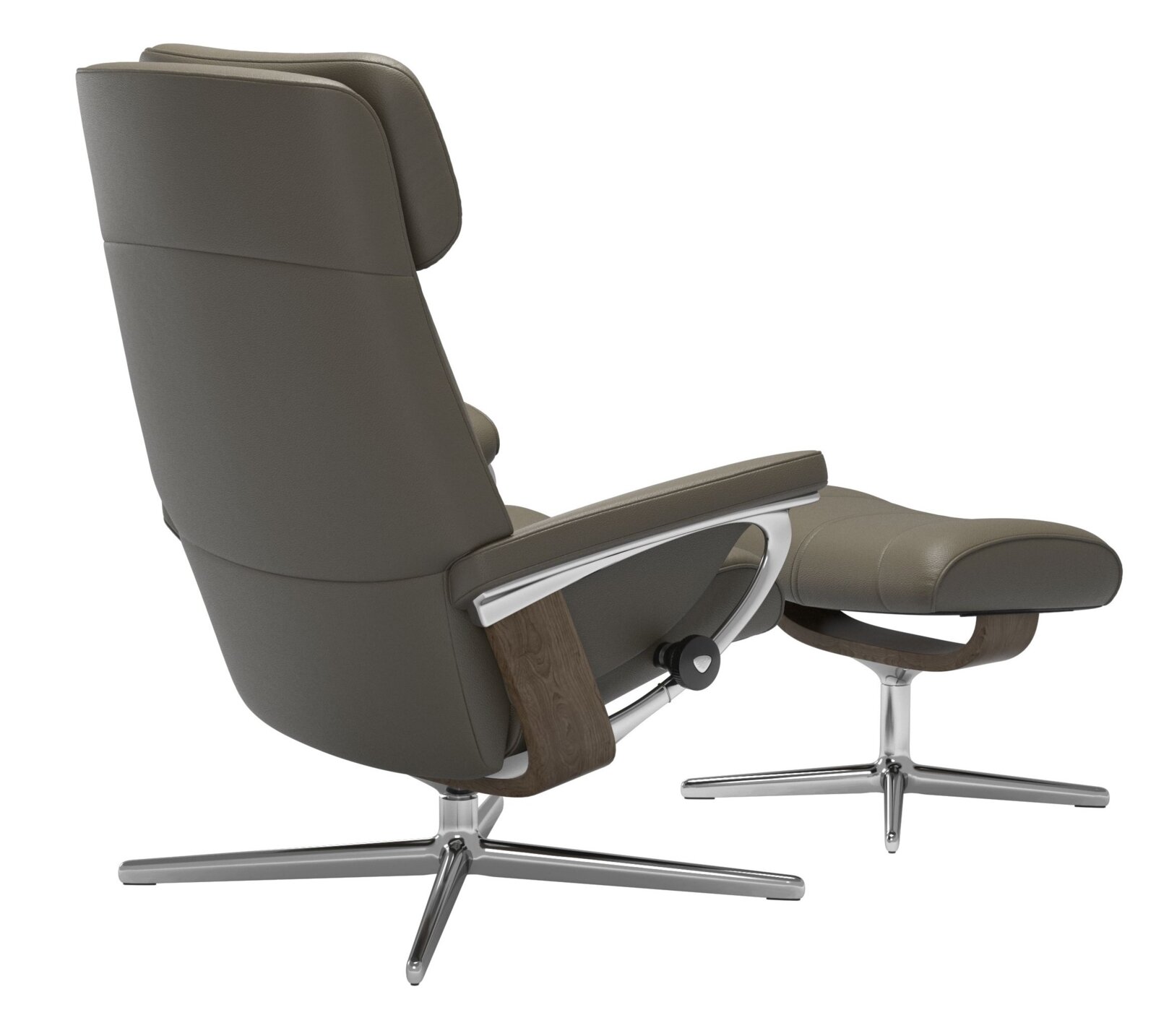 Achterkant van een moderne fauteuil met voetenbankje, uitgevoerd in donkergrijs leer en met een metalen frame.