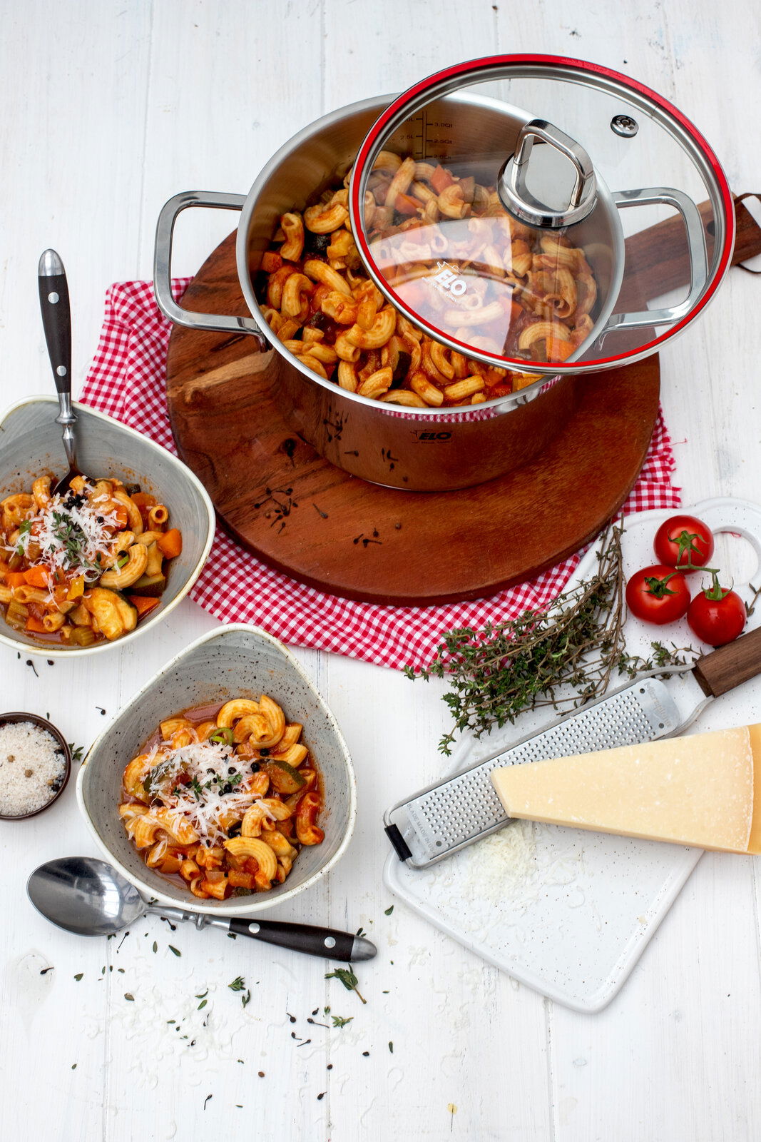 Elo Topfset 5-tlg. EXCELLENT Topfset Excellent 5-tlg. aus Edelstahl mit Glasdeckel, gefüllt mit Nudeln in Tomatensauce, von oben fotografiert.